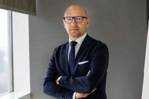 Victor Iancu-consultant internaţional de strategie şi transformare de business, fost Partener EY-Parthenon şi KPMG, doctor în economie.